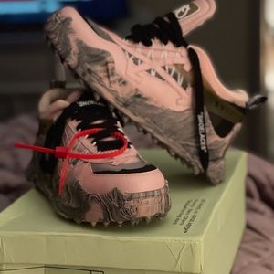 Brand New Off-White Sneakers, original Box included ! Never worn